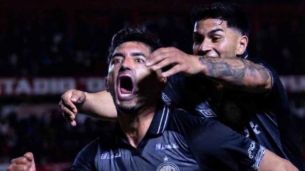 Sebastián Prieto celebra el gol de la victoria de Argentinos Juniors ante Independiente Rivadavia