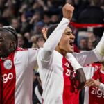 Tolu Arokodare y Abdellah Ouazane celebran el gol del Ajax ante Atalanta