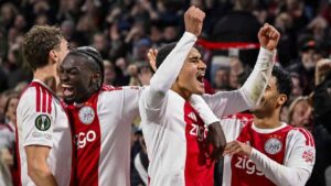 Ajax superó 2-0 a Atalanta y sumó sus primeros tres puntos en la Conference League Tolu Arokodare y Abdellah Ouazane celebran el gol del Ajax ante Atalanta