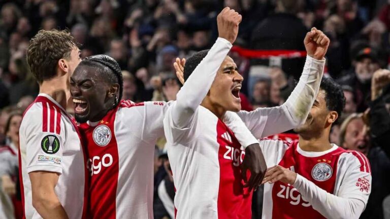 Tolu Arokodare y Abdellah Ouazane celebran el gol del Ajax ante Atalanta